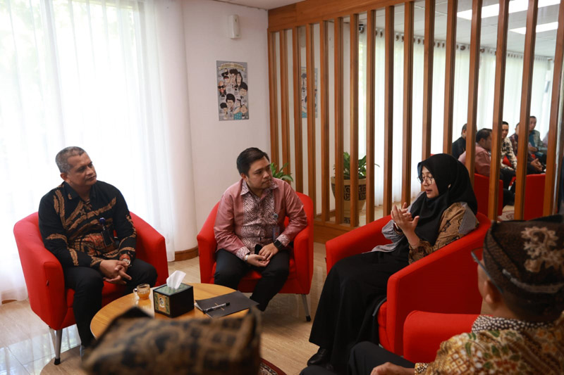 MEMBAHAS KESIAPAN: Bupati Ipuk Fiestiandani bertemu tim Kemenkumham RI di kantor Pemkab Banyuwangi pada Jumat (31/5).