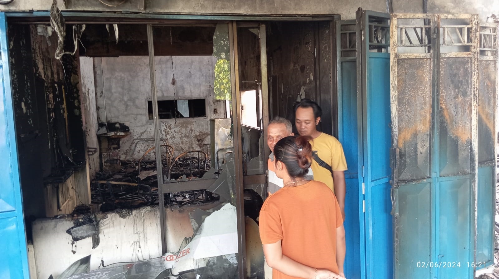 JADI ABU: Salon kecantikan dan peralatan wedding milik Ita Sariana di Dusun Umbulrejo, Desa Bagorejo, Kecamatan Srono ludes terbakar Minggu (2/6) sore.