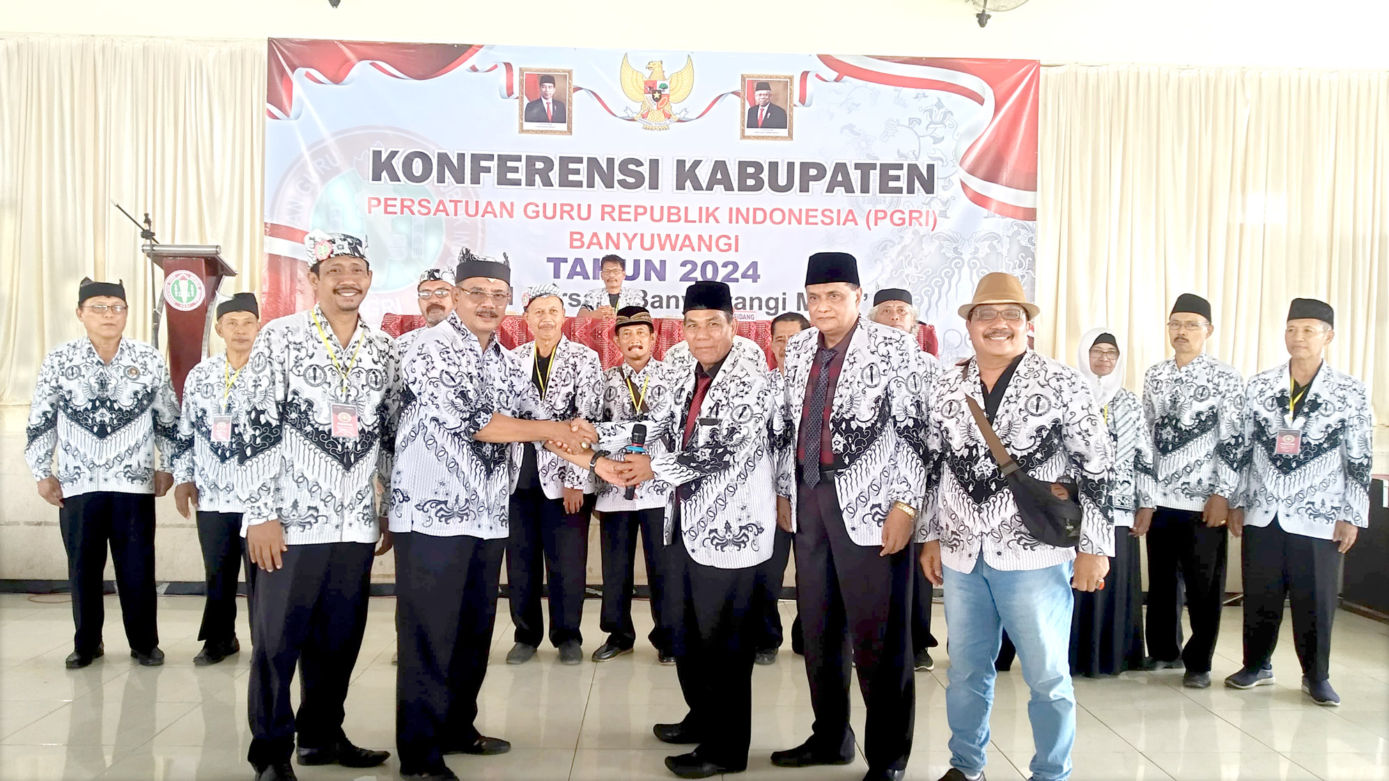 LANJUTKAN JABATAN: Sudarman (dua dari kiri) mendapat ucapan selamat dari ketua PGRI Provinsi Jatim Drs Sumarto (tiga dari kanan) dalam Konferensi Kabupaten PGRI Banyuwangi di Hotel Baru Indah