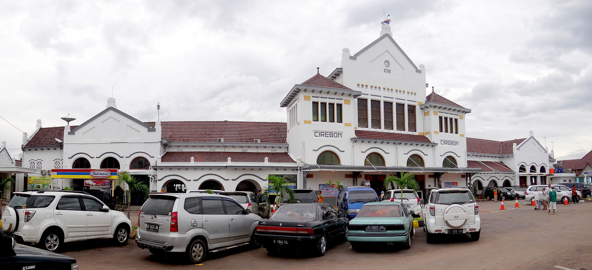 Bangunan Stasiun Cirebon pada tahun 2013. Hingga kini, bangunan utama stasiun ini masih dipertahankan keasliannya.