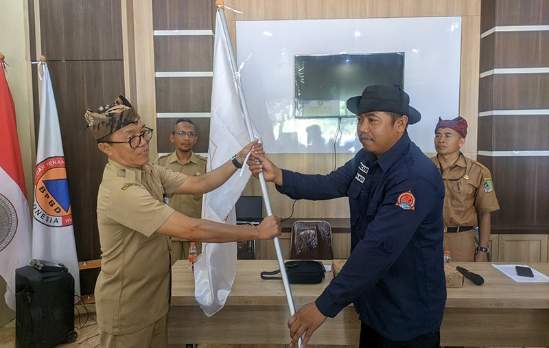 Penyerahan pataka ekspedisi FPRB dari Kabid Pencegahan dan Kesiapsiagaan BPBD Banyuwangi kepada relawan FPRB Banyuwangi di Pendapa Kantor Kelurahan Bulusan, Kalipuro, Senin (27/5/24).