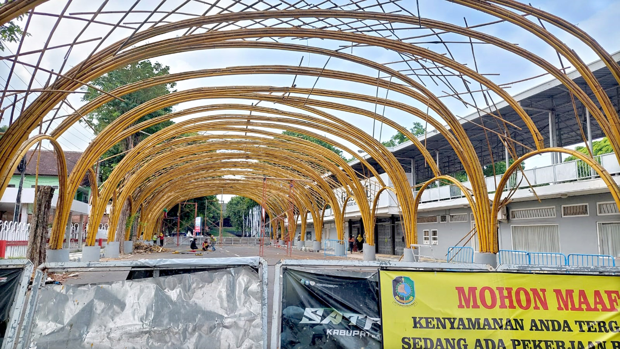 PEMELIHARAAN: Sejumlah pekerja melakukan perbaikan Lorong Bambu di depan Gesibu Blambangan Banyuwangi.