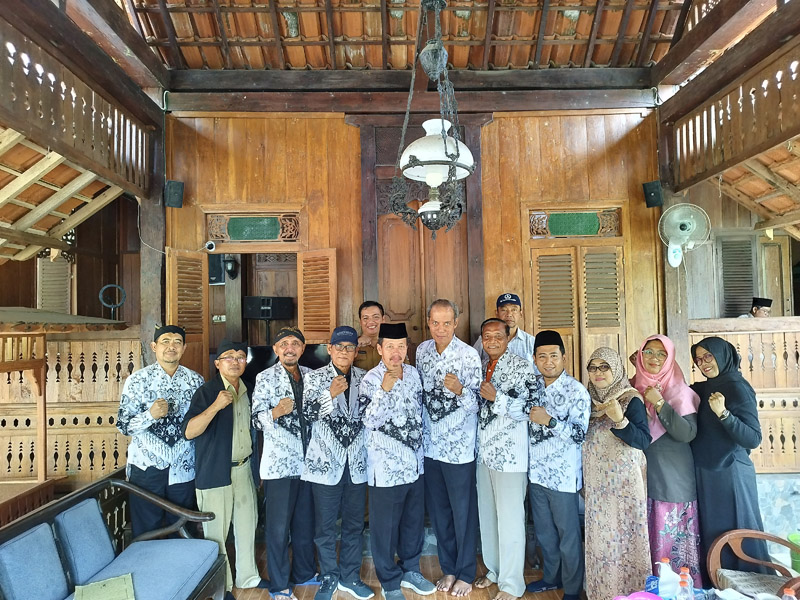RAPATKAN BARISAN: Ketua PGRI karteker Banyuwangi Sodiq bersama sejumlah pengurus PGRI menggelar pertemuan di Banyuwangi Senin (3/6).