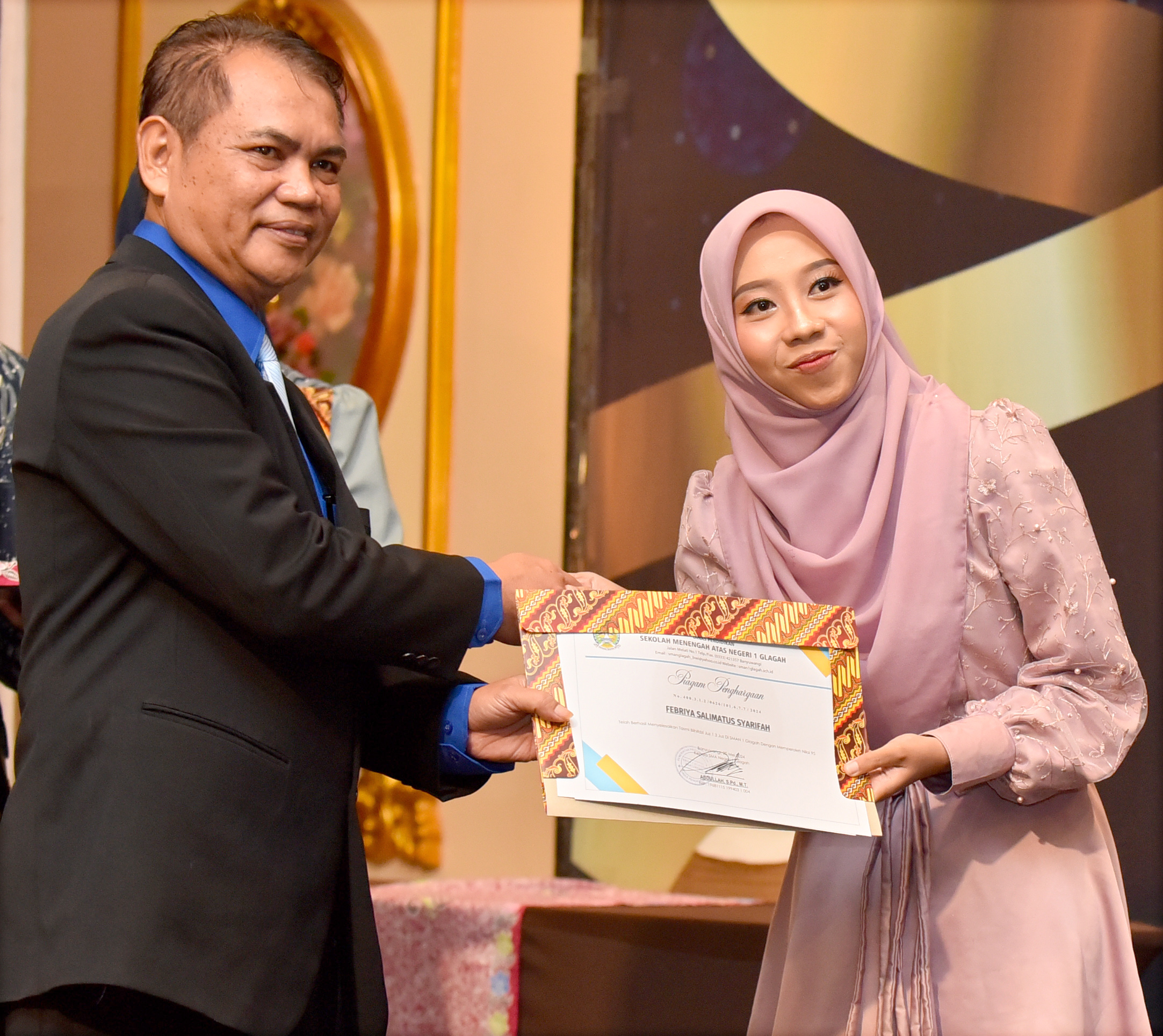JABAT TANGAN: Kepala SMAN 1 Glagah Abdullah memberikan sertifikat siswa berprestasi di bidang tahfidz.