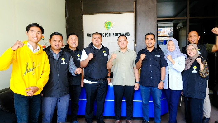 ROADSHOW: Ketua BPC Hipmi Banyuwangi Ferdy Elfian (empat dari kiri) bersama perwakilan Uniba saat Goes to School, beberapa waktu lalu
