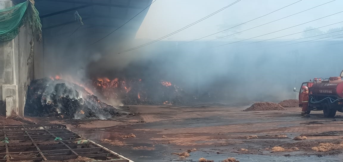 Gudang Sabut Kelapa di Desa Mangir Banyuwangi Terbakar, 1 Truk Hangus ...