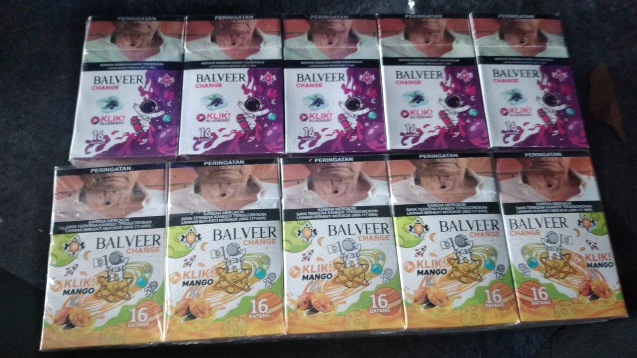 BISNIS MENJANJIKAN: Berbagai jenis rokok ilegal (tanpa cukai) masih banyak beredar di wilayah Banyuwangi Senin (3/6).