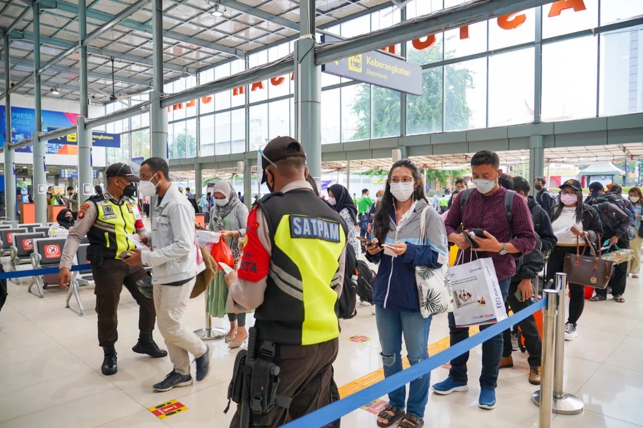 Pemeriksaan identitas penumpang kereta api di Stasiun Pasar Senen Jakarta.