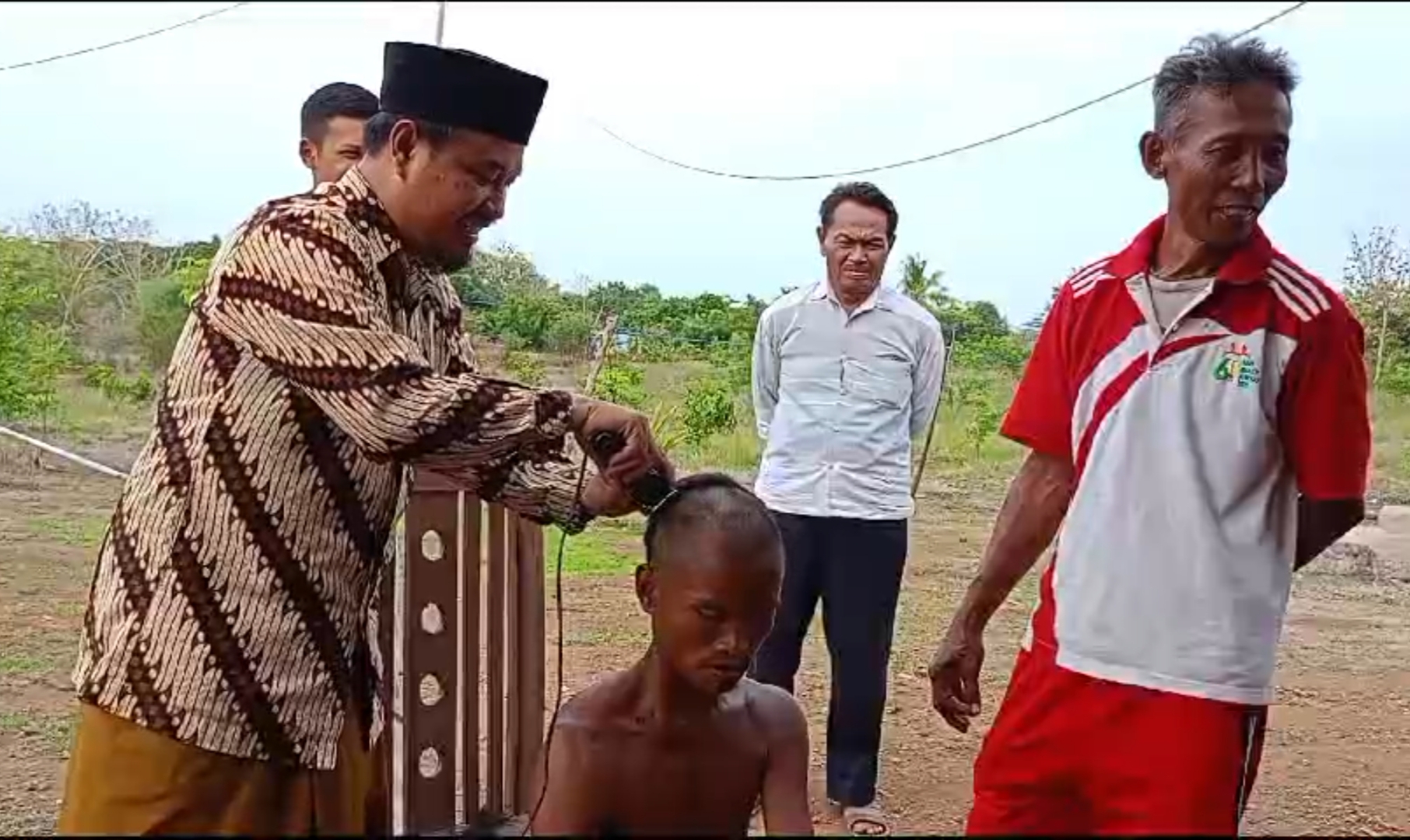 BERKOPYAH: Pengasuh Pondok Pesantren Fatchul Huda, Akhlis Munazilin, melakukan terapi kepada salah satu orang dengan gengguan jiwa (ODGJ) di pesantrennya, di Desa Sumberanyar, Banyuputih, Situbondo.