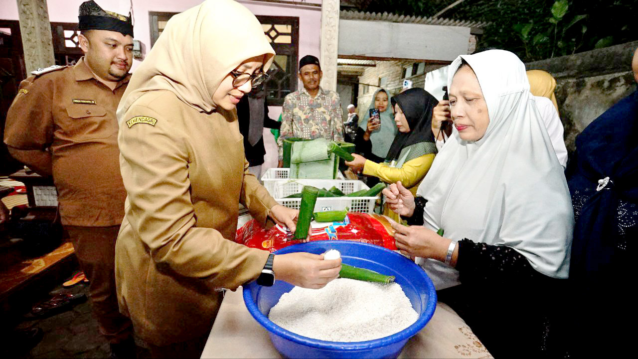 PAKAI TAKARAN: Bupati Ipuk Fiestiandani membuat lontong bersama ibu-ibu di Dusun Karanganyar, Desa Karangsari, Kecamatan Sempu.