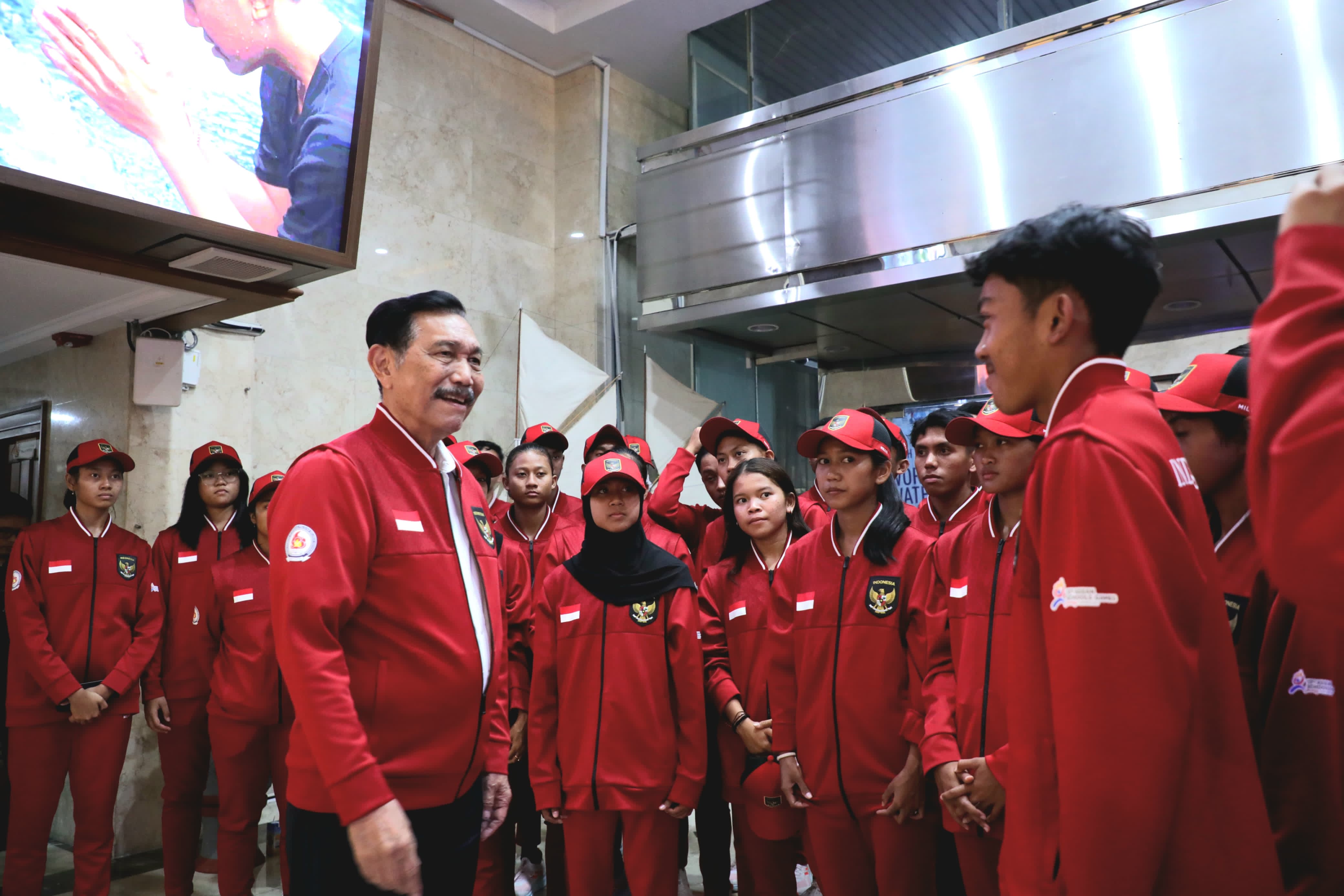 SEBELUM BERANGKAT : Mahdi Halim atau Adit diwawancariai oleh Luhut Binshar Pandjaitan selaku Ketua PB PASI
