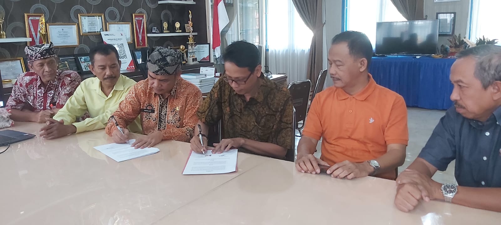 SEPAKAT : Penandatangan SPK terkait publikasi pendidikan antara SMAN 1 Glagah dengan Jawa Pos Radar Banyuwangi