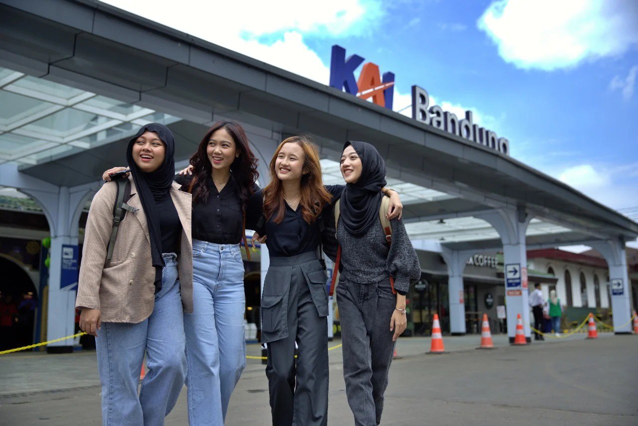Momen Libur Idul Adha dimanfaatkan beberapa masyarakat untuk berlibur, salah satunya dengan moda transportasi kereta api.