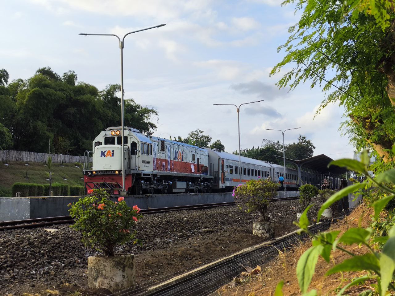 Kereta Api Probowangi berhenti di Stasiun Banyuwangi Kota.