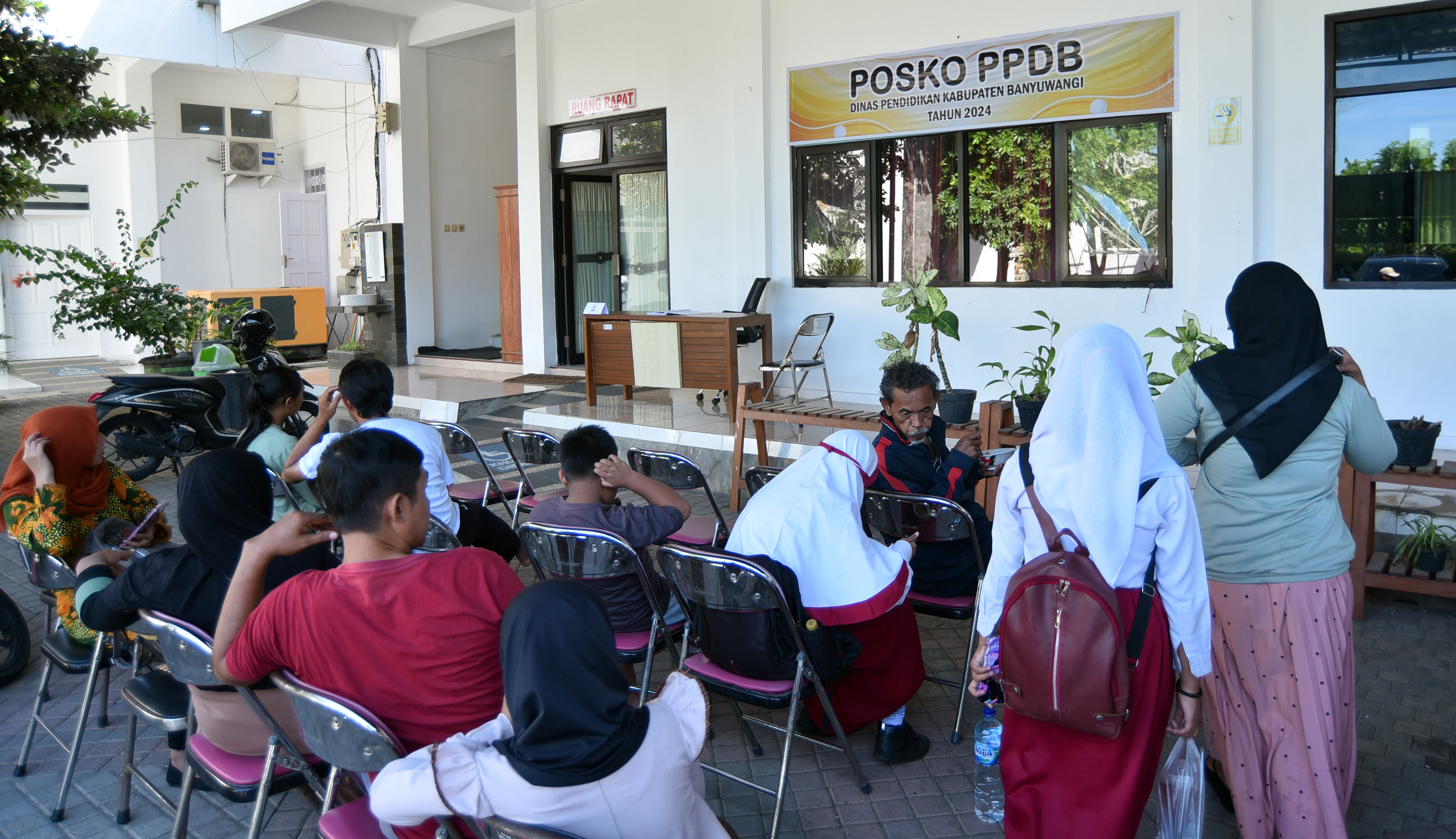 BERBURU SEKOLAH NEGERI: Calon peserta didik baru yang akan mendaftar ke jenjang SMP melakukan konsultasi di posko PPDB di kantor Dispendik Banyuwangi, Rabu (5/6).&nbsp;