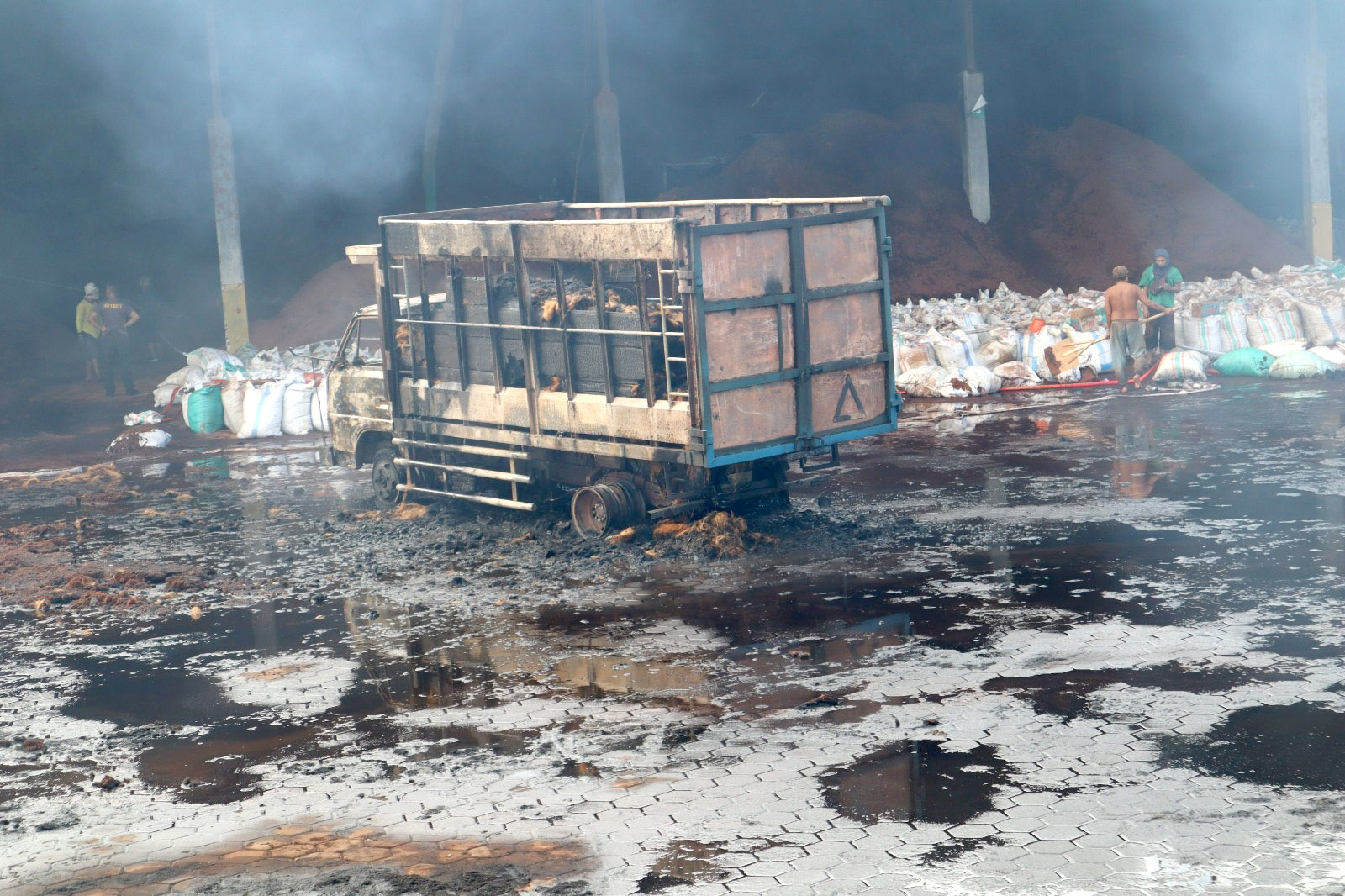 LUDES: Truk yang biasa mengangkut sabut kelapa habis terbakar di gudang PT Sumber Makmur Bakti Mulia Dusun Sasak Bomo, Desa Mangir Kecamatan Rogojampi Rabu (5/6).
