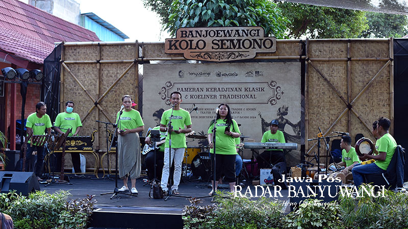Para penyanyi dan musisi mempresentasikan musik dan nyanyian BEC 2024 di hadapan para kurator di halaman kantor Disbudpar Banyuwangi, Kamis (6/6).