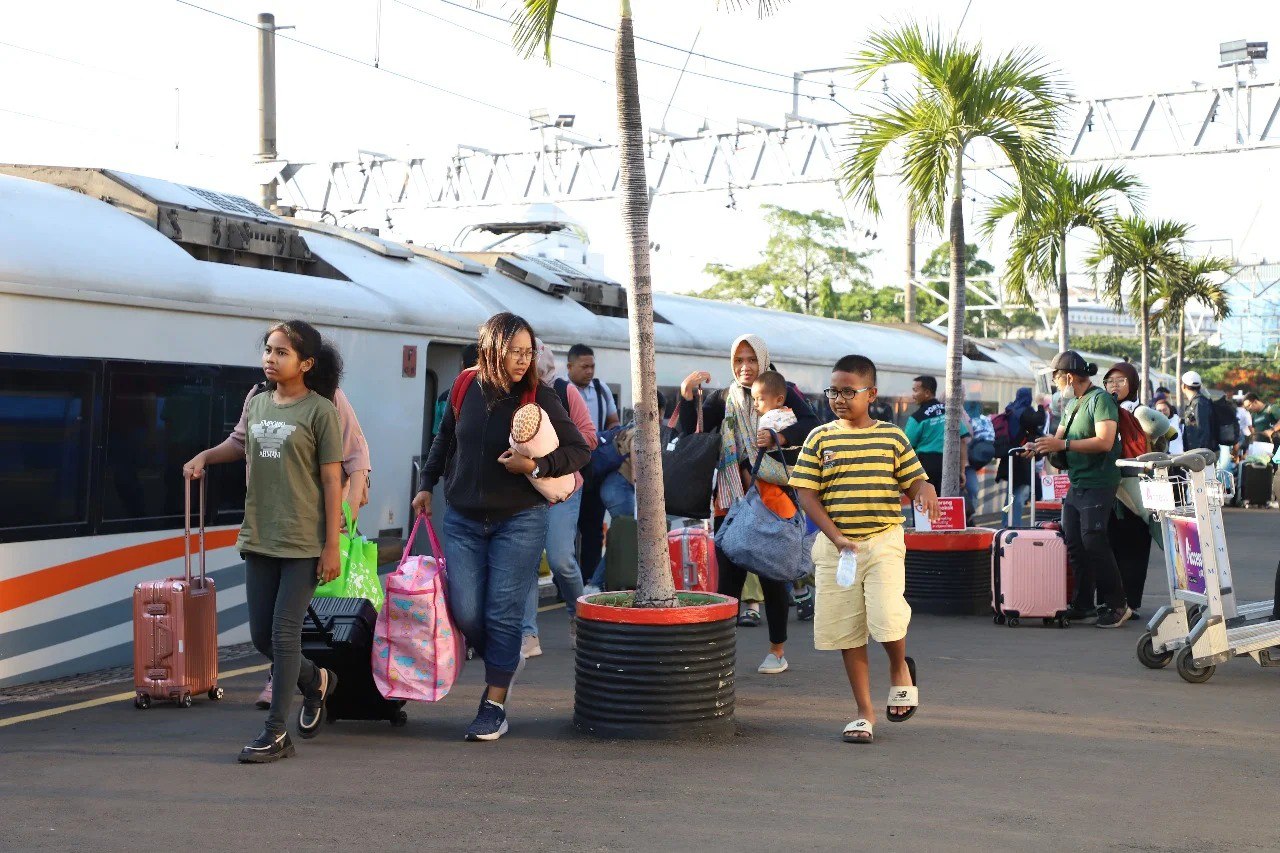 Penumpang kereta api di Stasiun Gambir Jakarta.