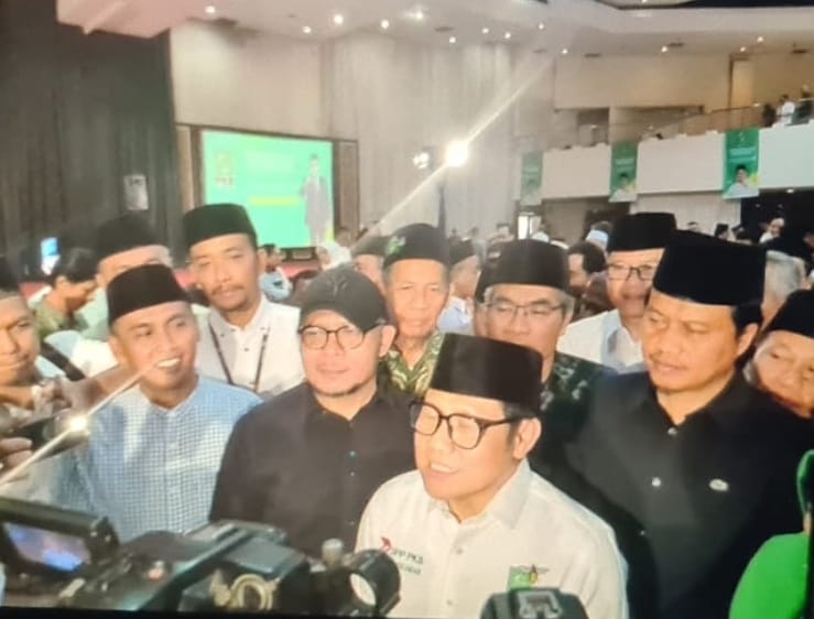HALALBIHALAL: Gus Munib (kiri) mendampingi Ketua Umum DPP PKB Muhaimin Iskandar alias Cak Imin (tiga dari kiri) di Hotel Grand Arkenso Parkview Semarang pada Kamis (6/6).