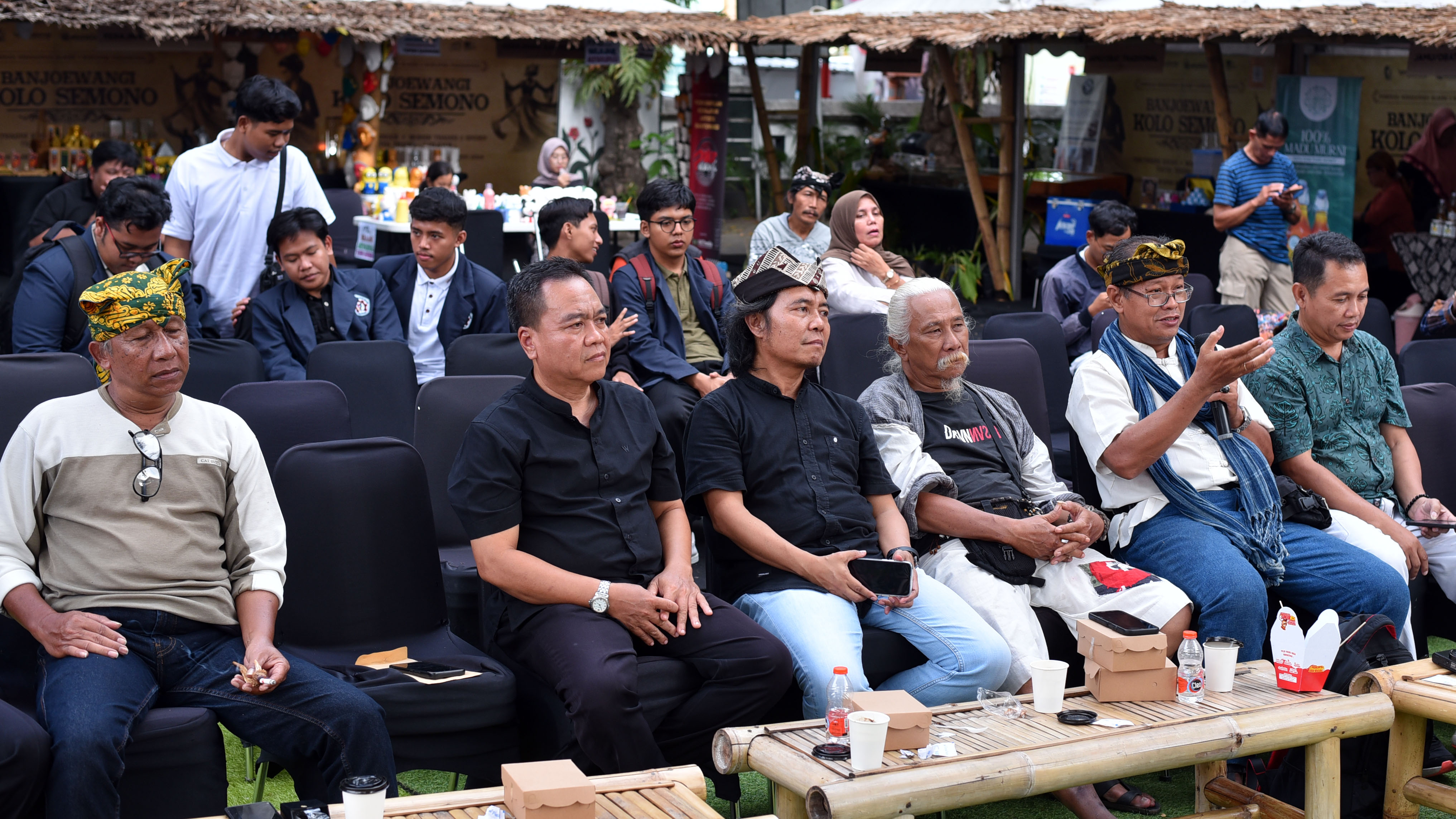 Kurator menyaksikan presentasi musik pengiring BEC 2024 di halaman Kantor Disbudpar Banyuwangi.