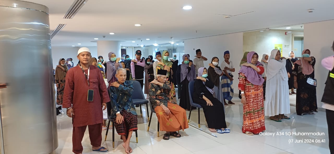PEREGANGAN: Jemaah haji Banyuwangi kloter 59 mengikuti senam di Hotel Bilal Sektor 10, Makkah. Gerakan senam untuk menjaga kesehatan dalam menghadapi puncak ibadah haji.