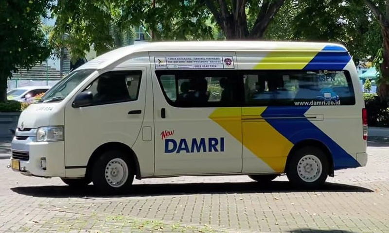 Bus Damri tampak berangkat dari Taman Sritanjung Banyuwangi menuju Taman Nasional Baluran, Situbondo.
