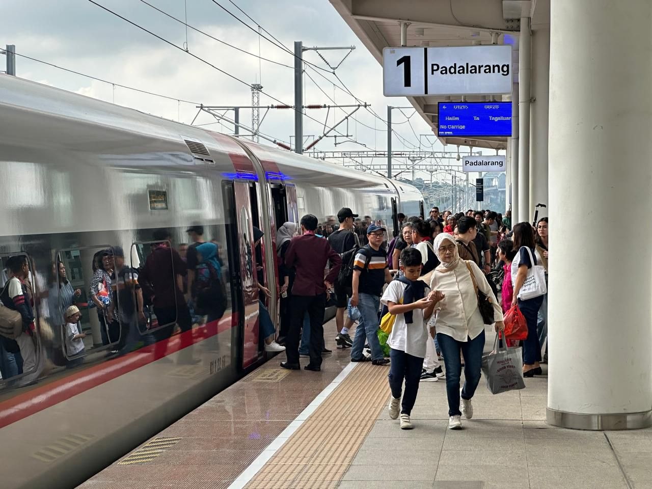 Penumpang kereta cepat Whoosh di Stasiun Padalarang, Jawa Barat.