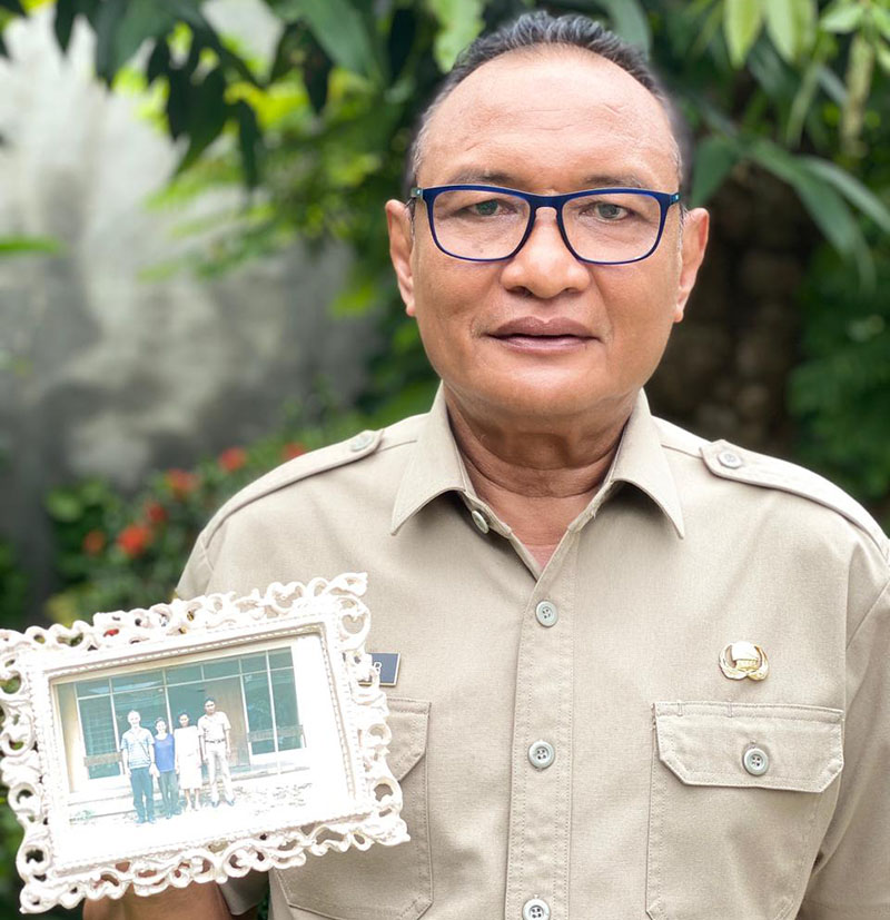 Abdul Kadir menunjukkan foto saat masih menjadi Kepala Desa Sarongan bersama peneliti dari Jepang, sekitar sebulan setelah Tsunami Pancer 1994.