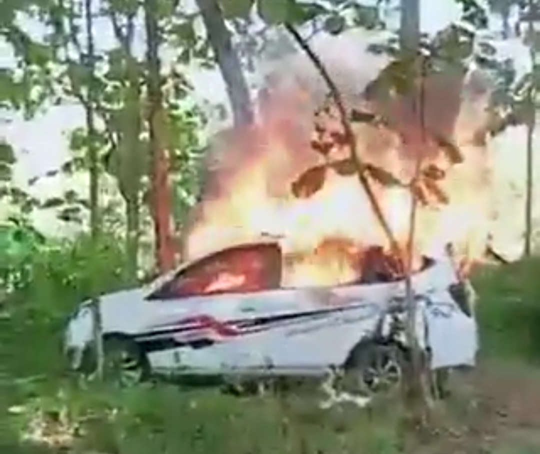 Tangkapan layar mobil dibakar di Sukolilo