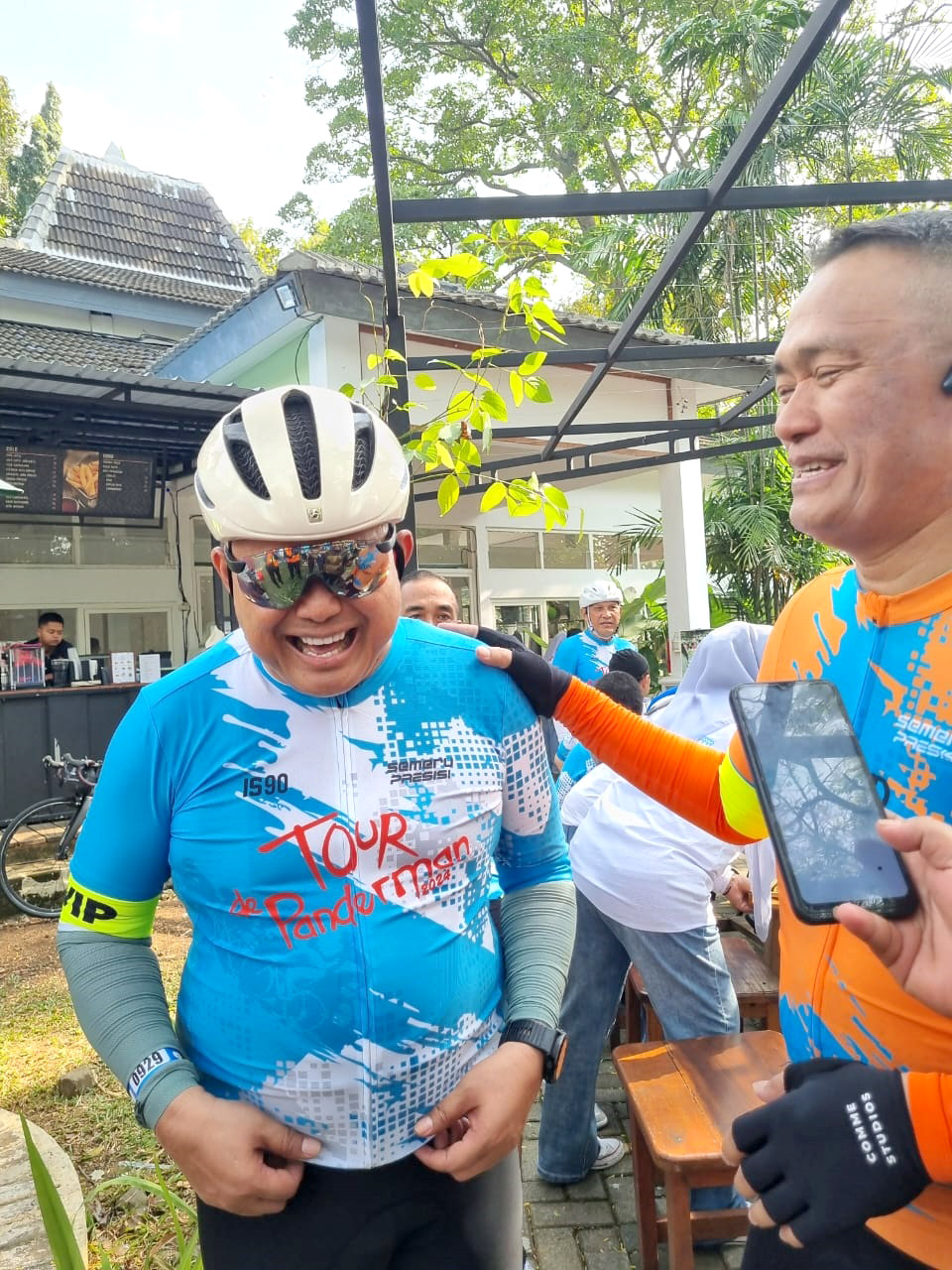 BERCENGKRAMA : Dokter Agung (pakai helm) bersama Kapolda Jatim saling sapa usai kegiatan Tour de Panderman.
