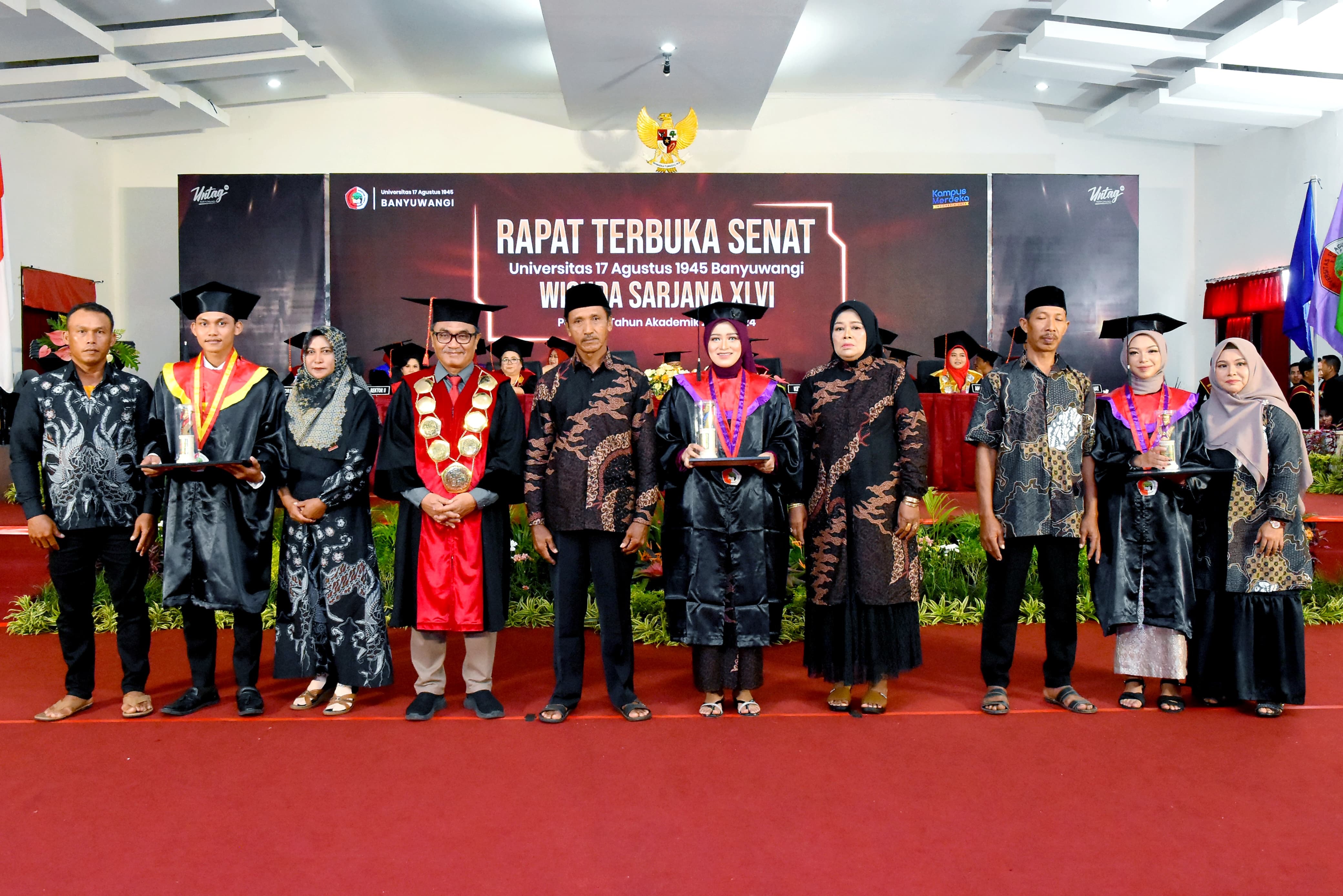 BERPRESTASI: Rektor Untag Andang Subaharianto foto bersama wisudawan dengan masa studi tercepat universitas dan peraih poin rekognisi dalam SKPI tertinggi didampingi orang tuanya.