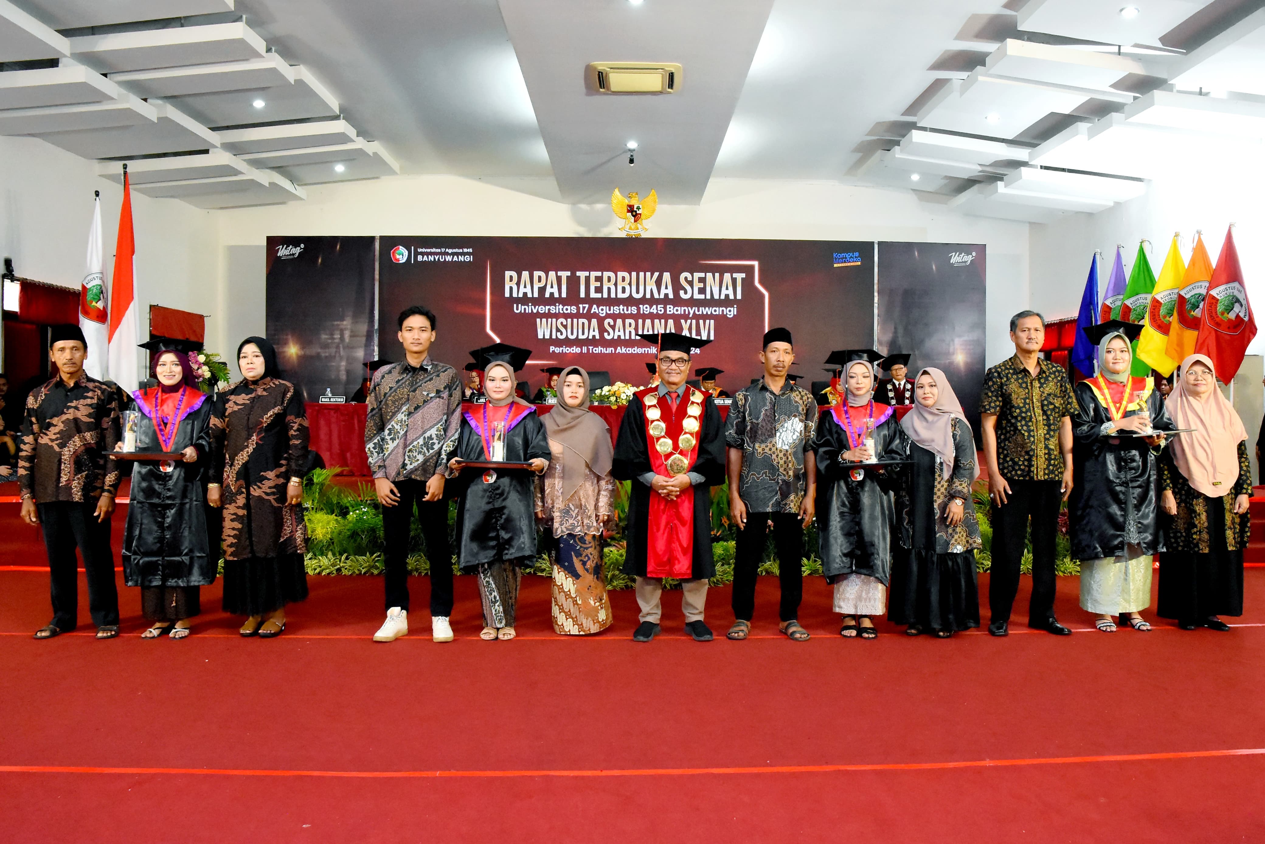 FOTO BERSAMA: Rektor Untag Andang Subaharianto bersama empat wisudawan peraih IPK tertinggi universitas didampingi orang tuanya.