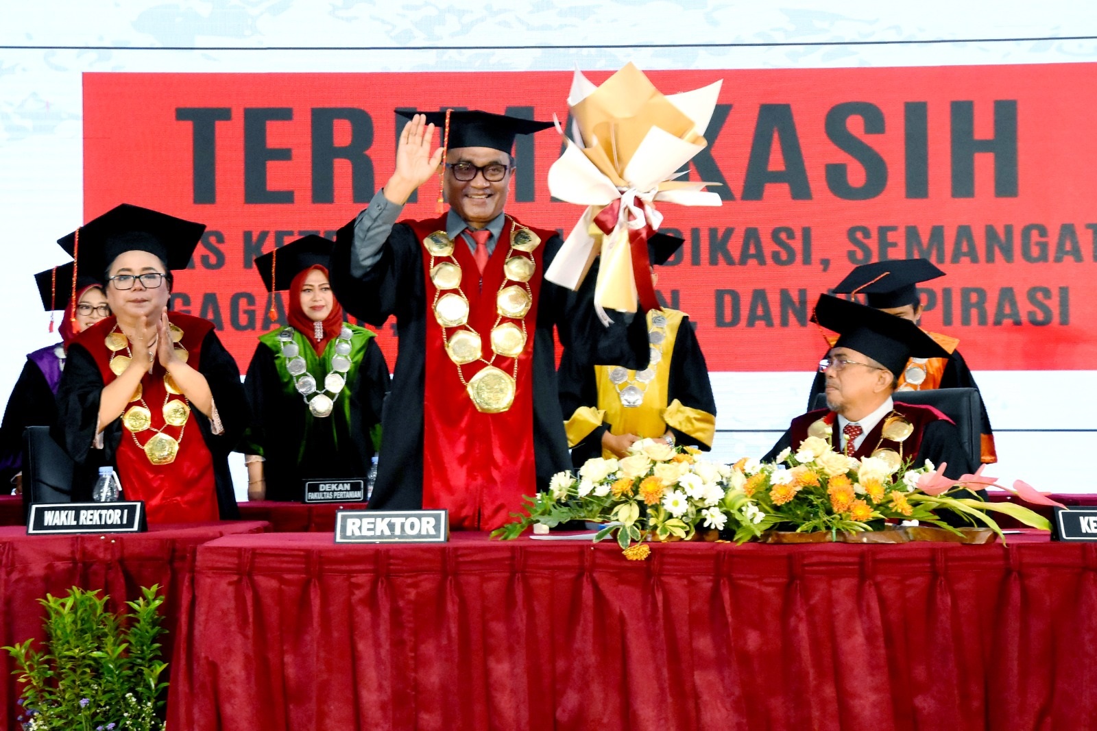 TERIMA KASIH:Rektor Untag Andang Subaharianto menerima buket di akhir prosesi wisuda di auditorium kampus pada Sabtu (8/6).