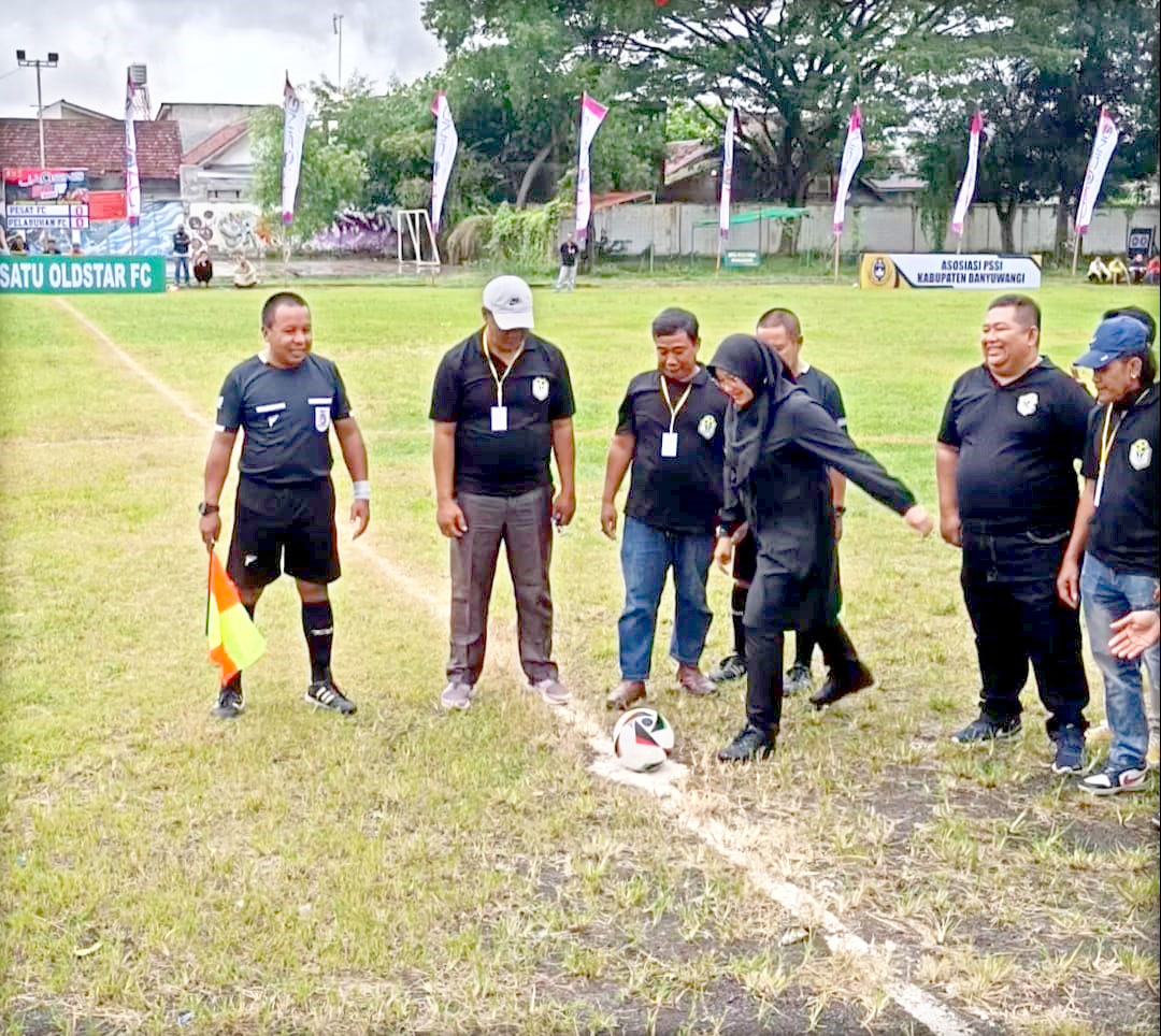 WADAH ATLET: Bupati Ipuk Fiestiandani membuka turnamen Sepak Bola Bupati Cup di Lapangan Maron, Genteng, Jumat (7/6) sore.