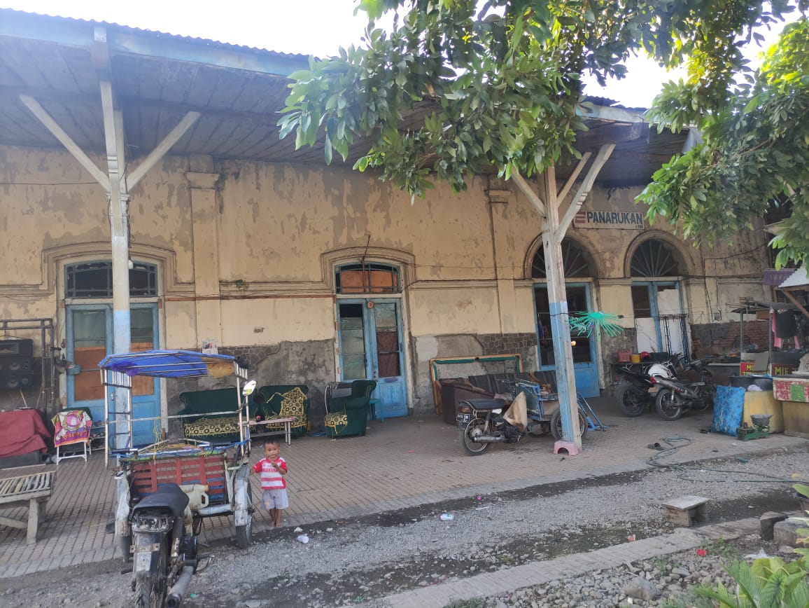 KUMUH: Bangunan bekas Stasiun KA Panarukan di Desa Kilensari, Kecamatan Panarukan, Situbondo.