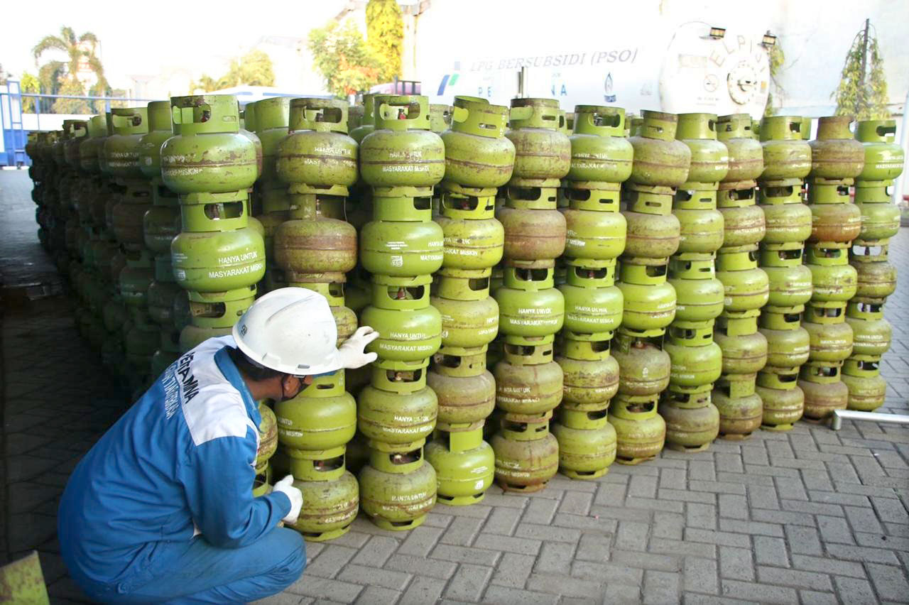 KUOTA TAMBAHAN: Petugas SPBE menyiapkan distribusi tabung elpiji 3 kilogram.