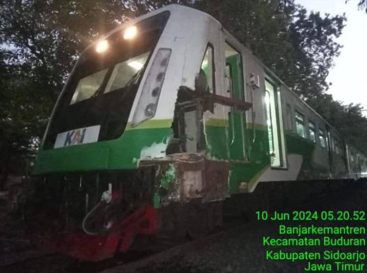 Commuter Line Sidoarjo - Indro tertemper truk di antara Stasiun Gedangan - Sidoarjo, Senin (10/6).