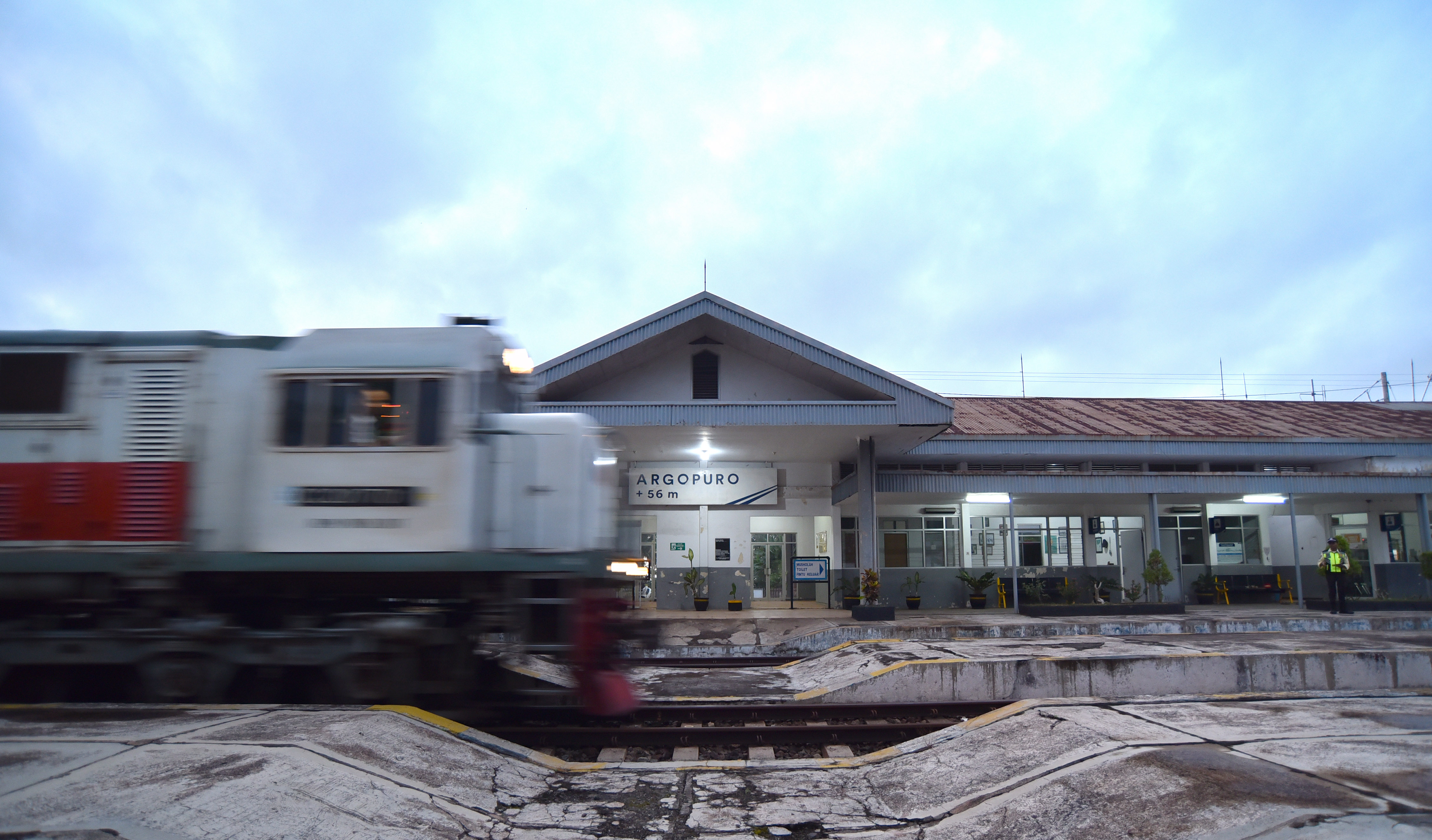 TIDAK BERHENTI: Kereta Api Pandan Wangi melintas langsung di Stasiun Argopuro yang kini tidak lagi melayani aktivitas naik-turun penumpang.