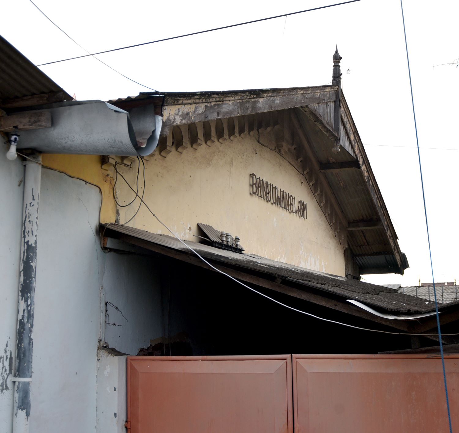 GEDUNG TUA: Salah satu sudut atap bangunan penanda Stasiun Lama Banyuwangi.