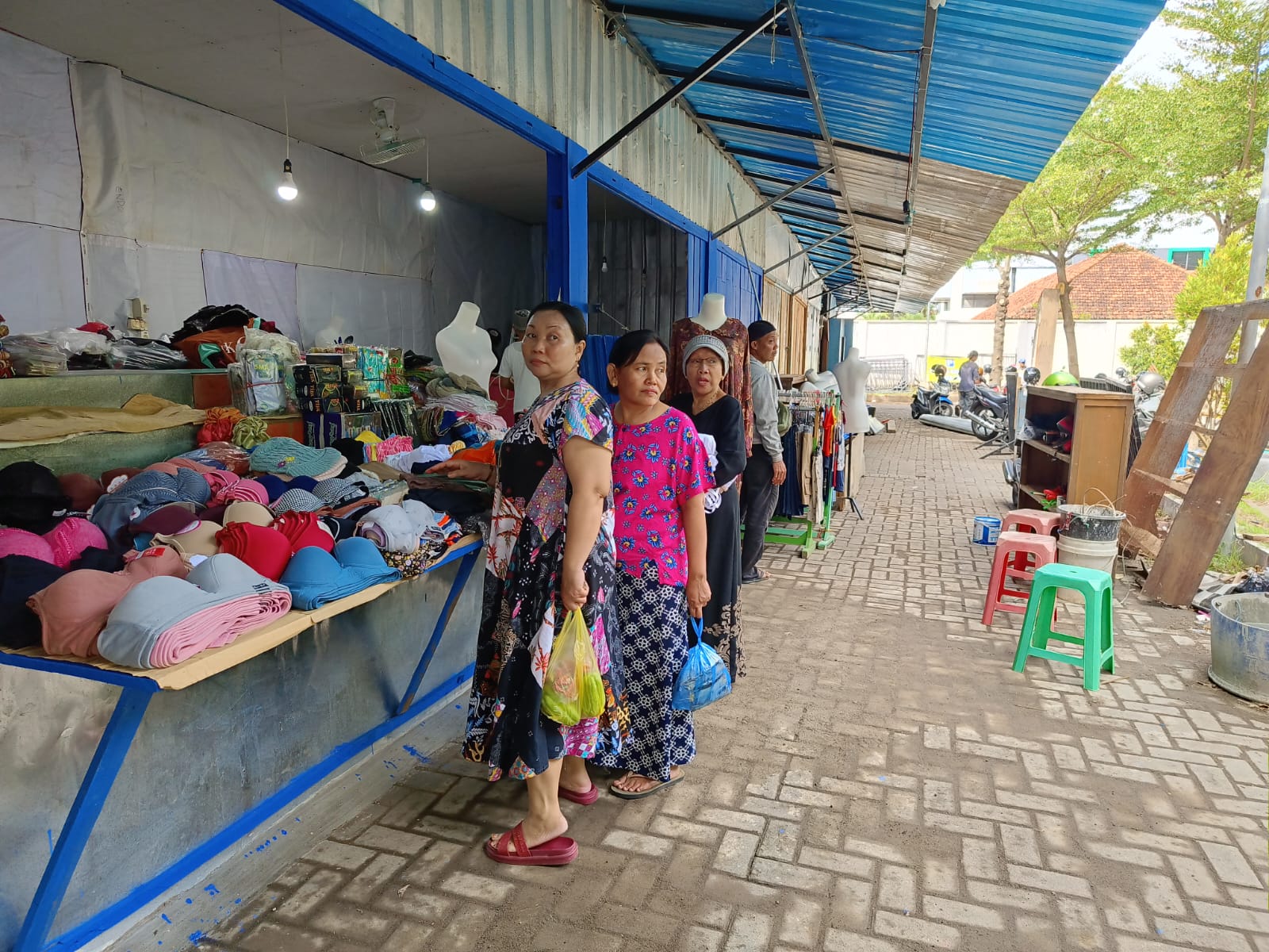 TUNGGU PEMBELI: Pedagang pakaian mulai berjualan di lapak barunya di kawasan Gedung Wanita Paramitha Kencana Senin (10/6).