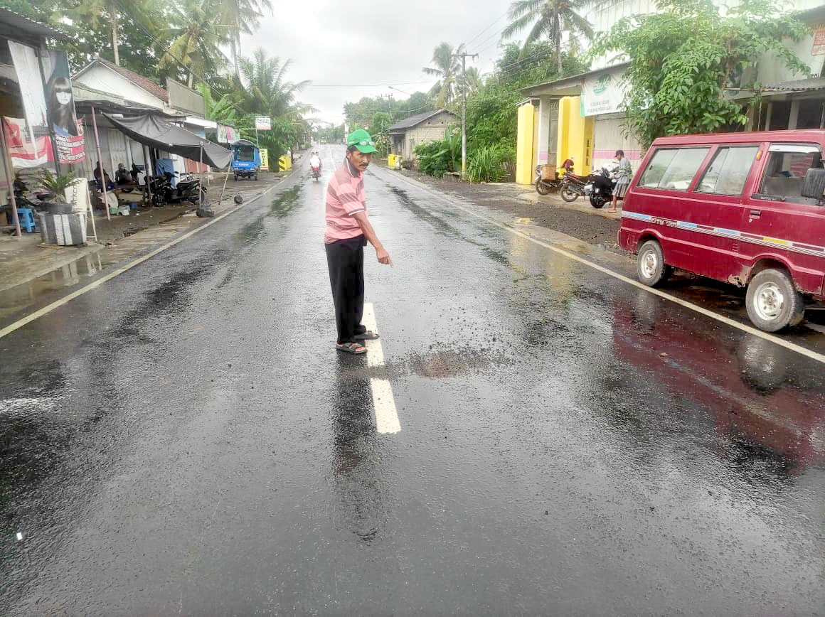 TKP: Salah satu warga menunjukkan lokasi korban ditabrak bus Pariwisata hingga terluka berat dan dirawat di RS Al Huda Gambiran Minggu (9/6).