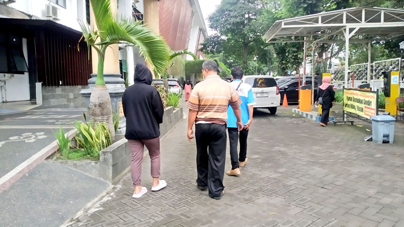 SESUDAH PEMERIKSAAN: NT (jaket hitam) dan AH (baju cokelat) usai melakukan visum di RSUD Genteng Senin (10/6).
