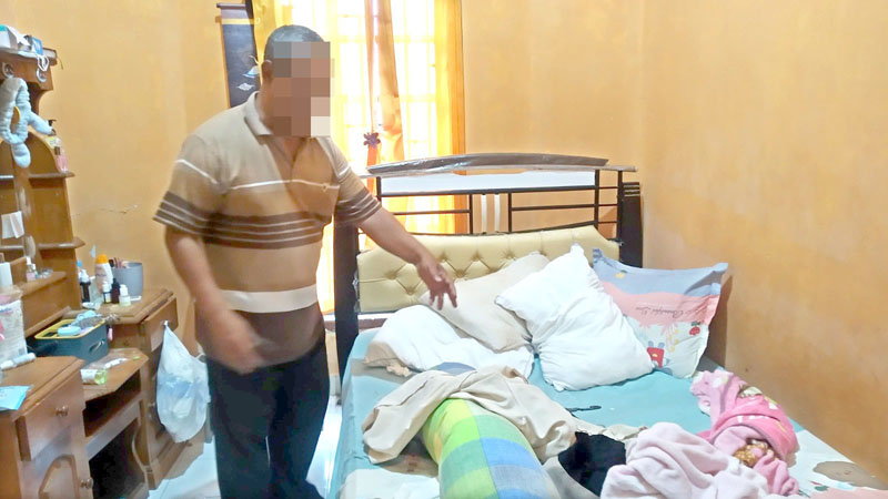 LOKASI KEJADIAN: AH menunjukkan tempat tidur NT yang berantakan setelah aksi rudapaksa di Desa/Kecamatan Tegalsari Senin (10/6).