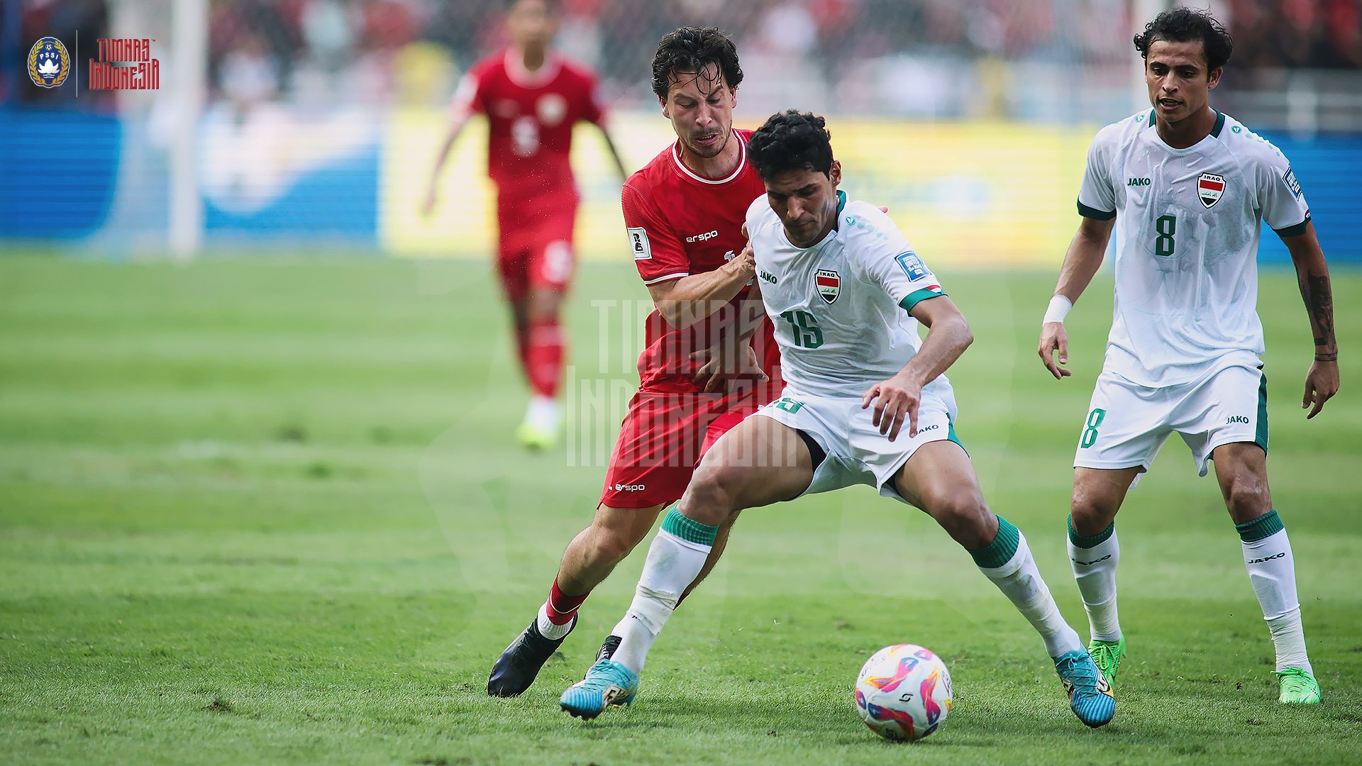 Thom Haye saat berduel dengan pemain Irak dalam pertandingan Kualifikasi Piala Dunia 2026