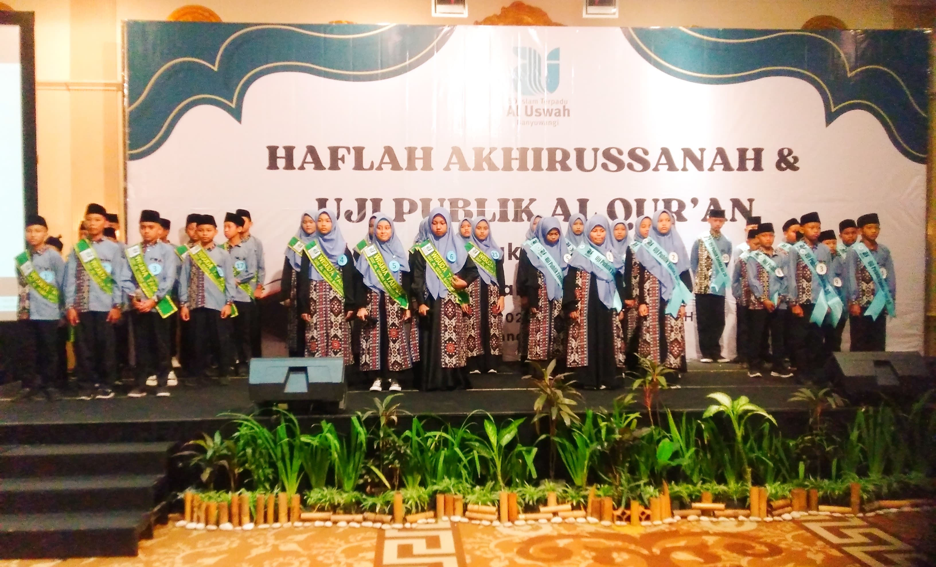 Siswa siswi SDIT Al Uswah Kalipuro saat menjalani Haflah Akhirussanah, Selasa (11/6).