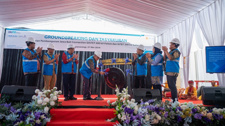 Pemukulan gong secara simbolis Oleh Staf Ahli Gubernur Jawa Timur, Bidang Ekonomi Keuangan dan Pembangunan, Joko Irianto sebagai penanda Ground Breaking GISTET 500 kV Paiton dan GITET 500 kV Kalipuro.