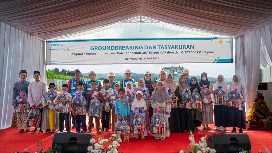 Tasyakuran dalam Acara Ground Breaking GISTET 500 kV Paiton dan GITET 500 kV Kalipuro dengan Memberikan Santunan kepada Anak-Anak Panti Asuhan sebagai ungkapan rasa syukur.