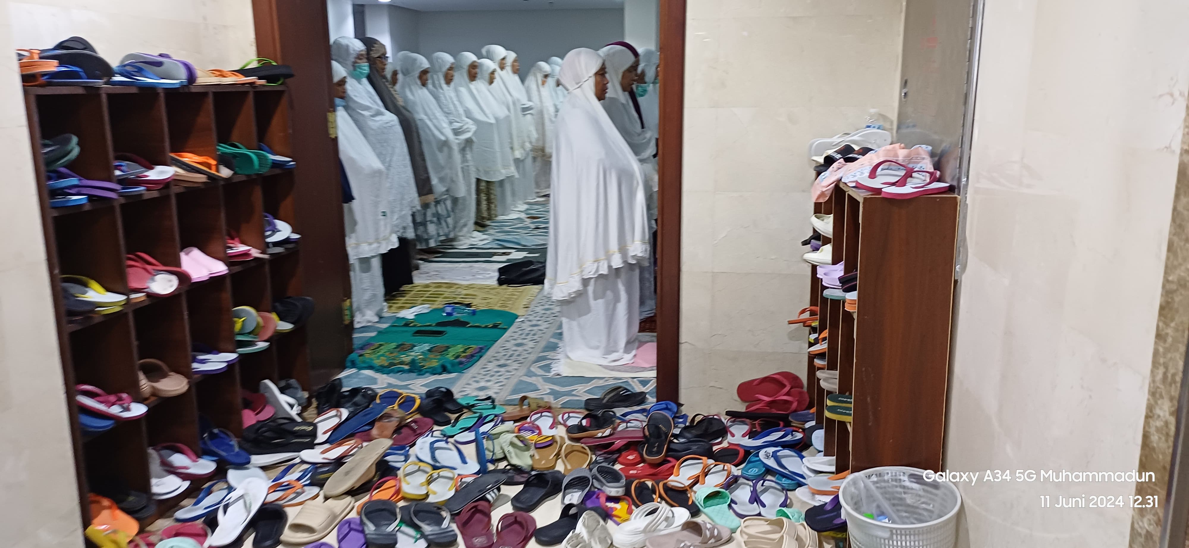 Jemaah haji menunaikan salat Duhur di musala Hotel Bilal daerah Misfalah Selasa (11/6).