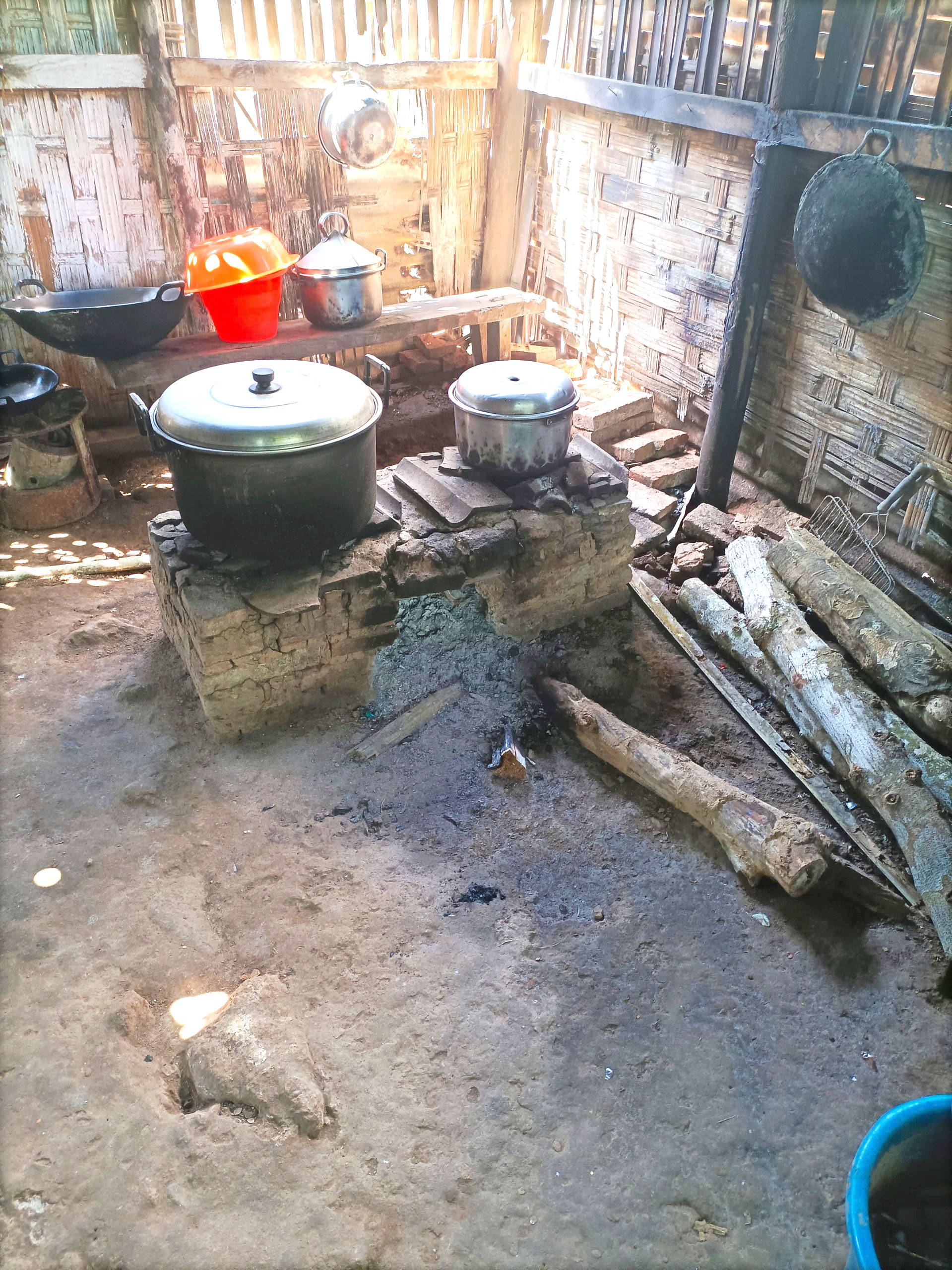 TRADISIONAL: Salah satu dapur milik warga Dusun Sukomade, Desa Sarongan, Kecamatan Pesanggaran menggunakan tungku kayu bakar untuk memasak karena gas elpiji langka dan mahal.
