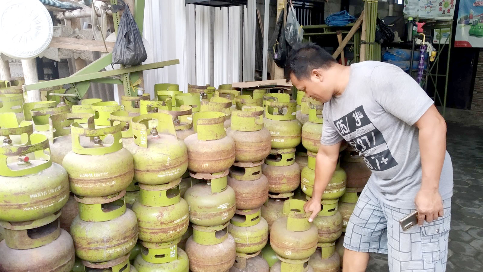 CEK STOK: Adi Riyono menata tabung gas miliknya di Dusun Blokagung, Desa Karangdoro, Kecamatan Tegalsari Selasa (11/6)
